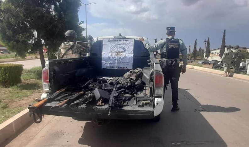 Tras choque, descubren arsenal dentro de camioneta