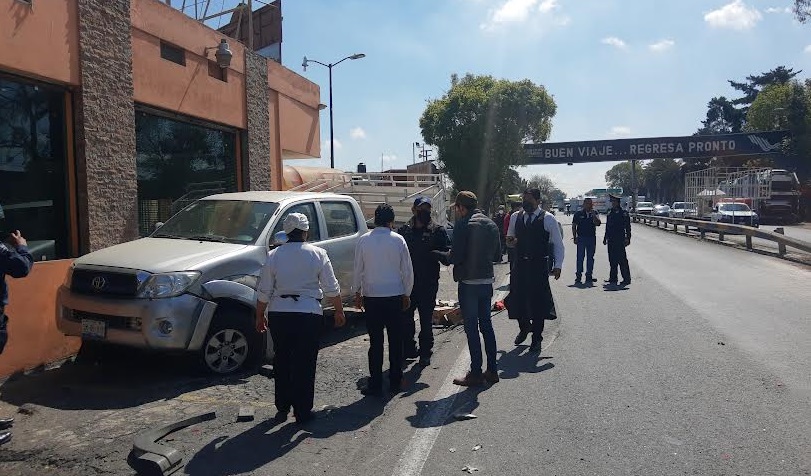 Chocan tres camionetas en acceso a Texmelucan