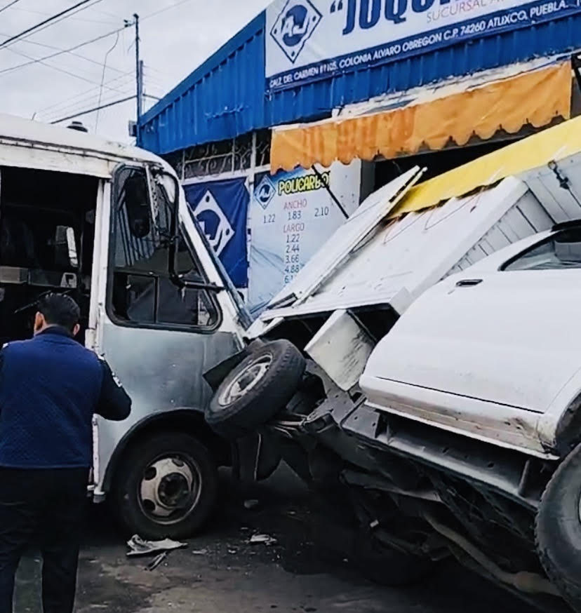 Un lesionado por microbús sin frenos en tianguis de Atlixco
