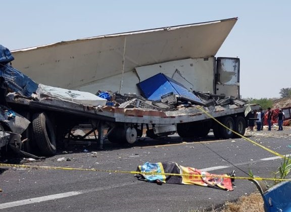 Un muerto en choque de camiones en la Cuacnopalan-Oaxaca