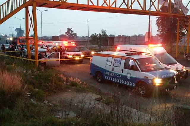 Deja un muerto y 5 heridos choque de camioneta contra puente en Huejotzingo