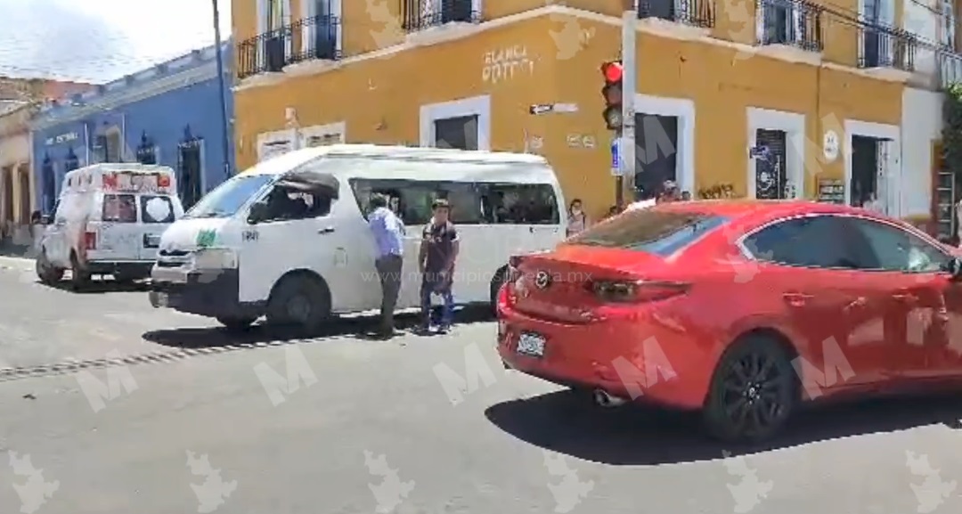 Cuatro lesionados por accidente con unidad del transporte público en Puebla
