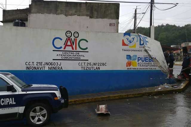 Choca tráiler contra fachada del CAIC en el municipio de Teziutlán