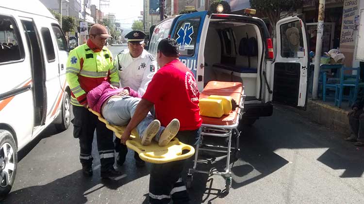 Tráiler se impacta contra transporte público; deja cuatro heridos