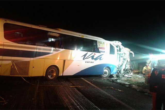 Choque entre autobuses deja 2 muertos y heridos en la Amozoc-Perote