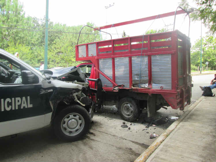 Chocan policías de Huauchinango y dejan tres personas lesionadas