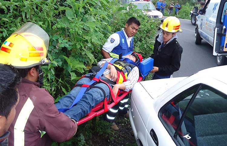 Cuatro lesionados y un detenido, tras dos accidentes en Zacapoaxtla