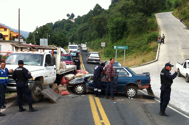 Deja 6 heridos un choque entre auto y camión  en Chignautla