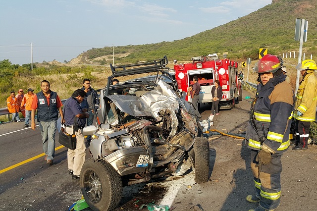 Muere conductor de automóvil tras choque contra un tráiler en la Siglo XXI