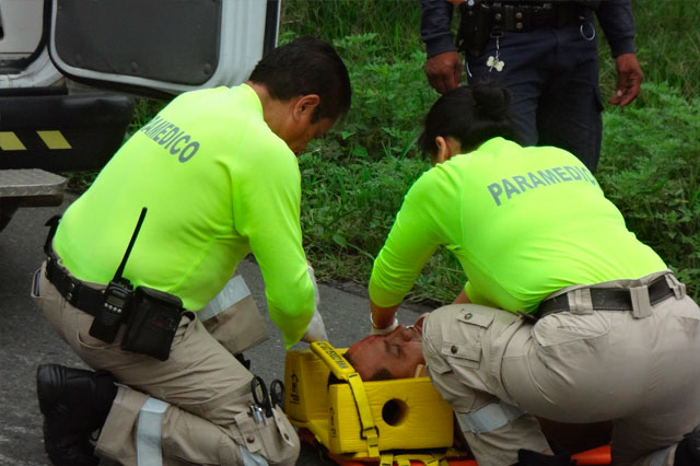 Choque entre camioneta y taxi deja un herido en Pantepec