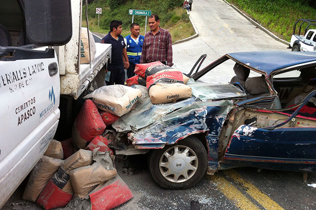 Deja 6 heridos un choque entre auto y camión  en Chignautla