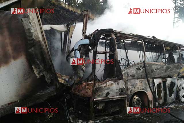 Más de 30 heridos deja choque entre dos autobuses y un camión en la México - Puebla