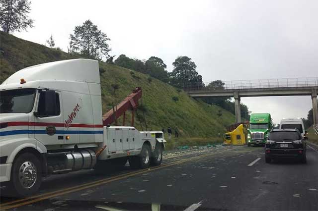 Choque entre tráiler y camión ocasionó el cierre de la México-Tuxpan