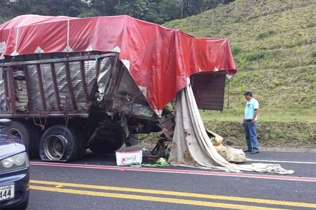 Choque entre tráiler y camión ocasionó el cierre de la México-Tuxpan