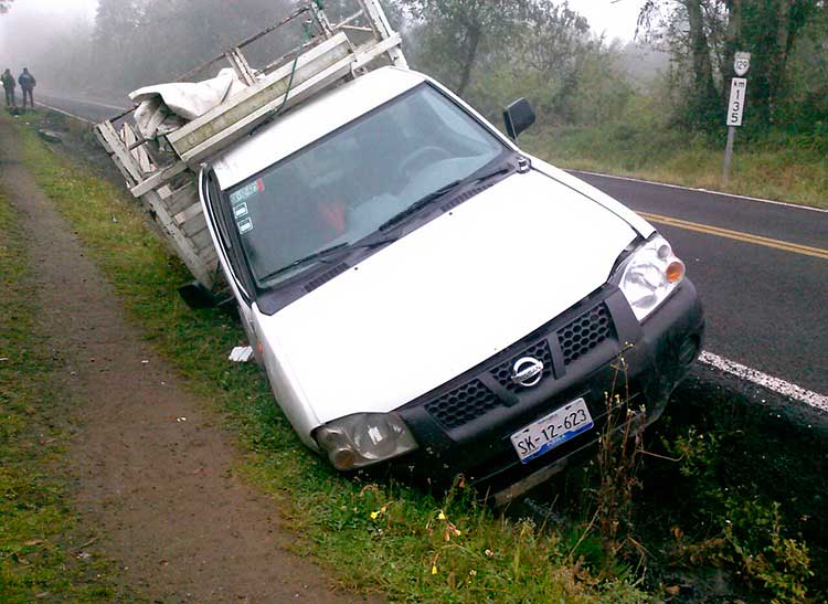 Conductor se salva de volcadura y deja camioneta abandonada