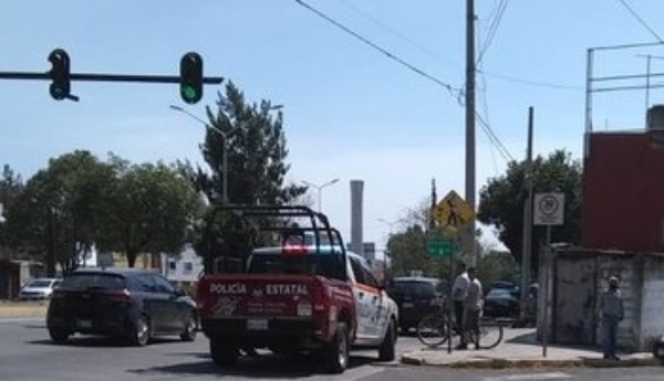 Choca patrulla de policía estatal y un particular en Puebla