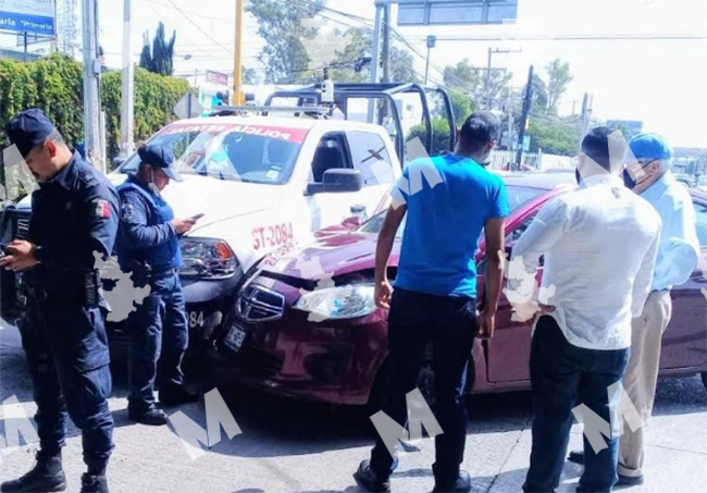 Patrulla estatal se pasa el rojo y embiste auto en Puebla