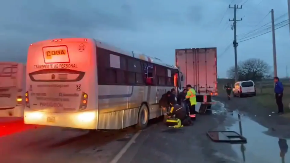VIDEO Accidente de camión contra tráiler, deja 14 heridos
