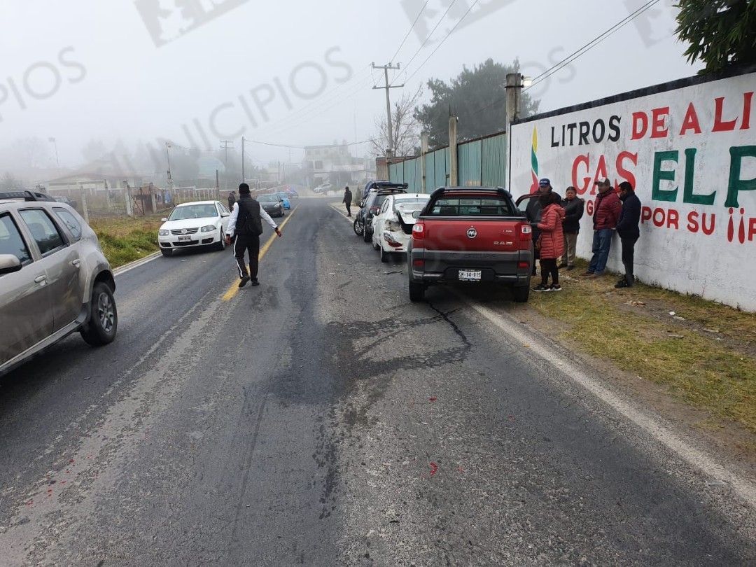 Chocan vehículos por alcance en carretera a Totoltepec