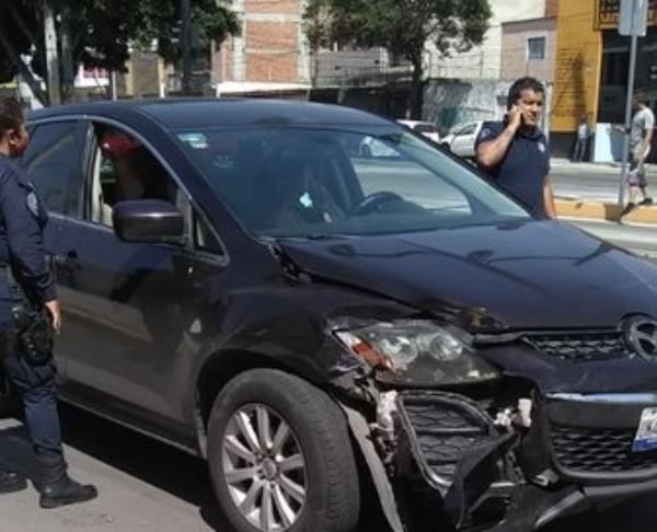 Choca patrulla de policía estatal y un particular en Puebla