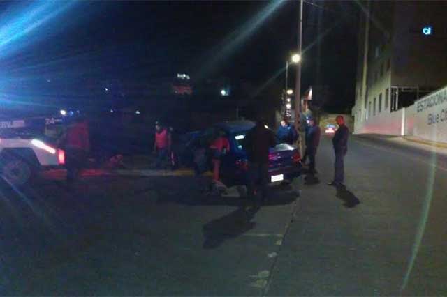 Choca su auto en Teziutlán por conducir a exceso de velocidad