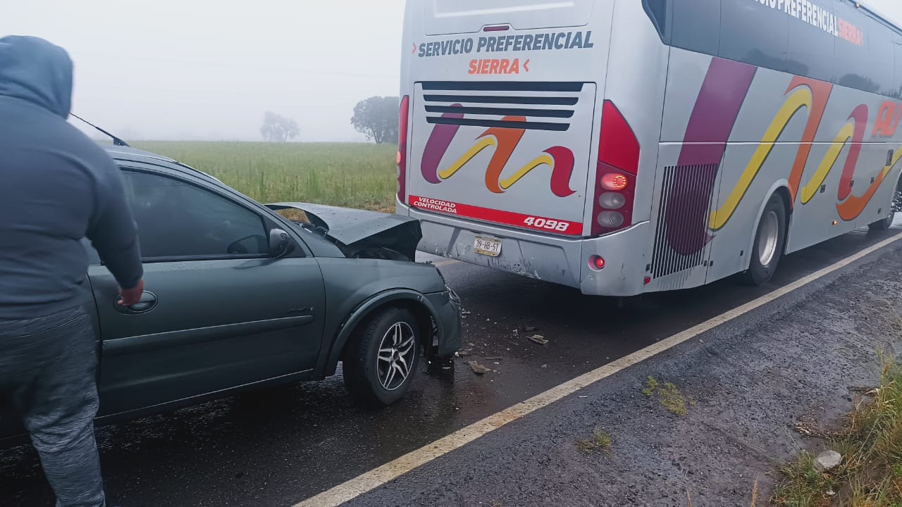 Auto derrapa y choca contra AU en carretera Acuaco-Zacapoaxtla