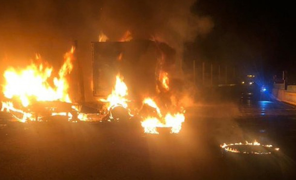 Tráiler se calcina en la México-Cuernavaca