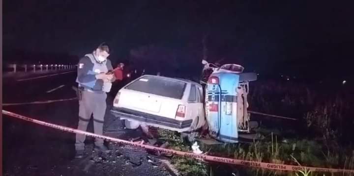 Muere conductor tras chocar de frente su auto con taxi en la Amozoc-Nautla