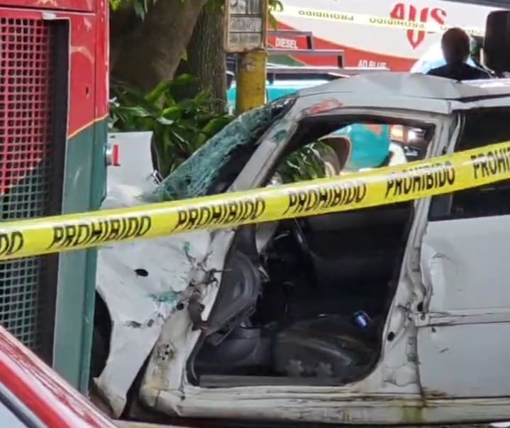 Muere mujer al impactar su auto contra autobús en Huauchinango