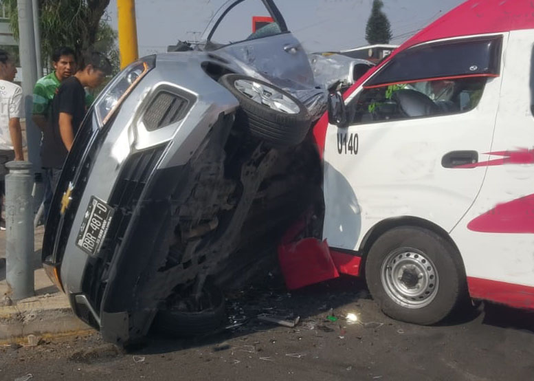 Ruta 25 Zacatepec y auto chocan sobre bulevar Forjadores