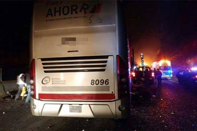 Camión con alumnos y maestros de la BUAP choca en Arco Norte