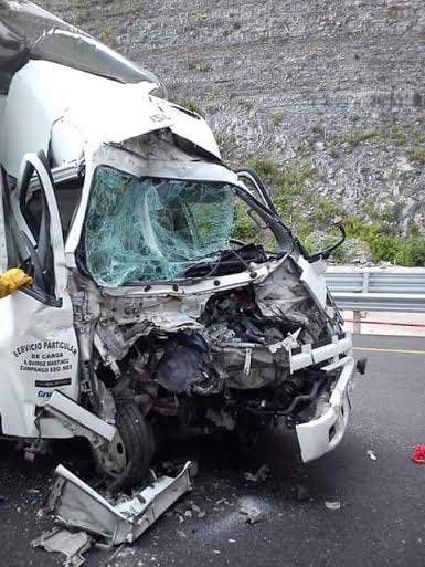 Choque entre camioneta y tráiler deja una persona muerta