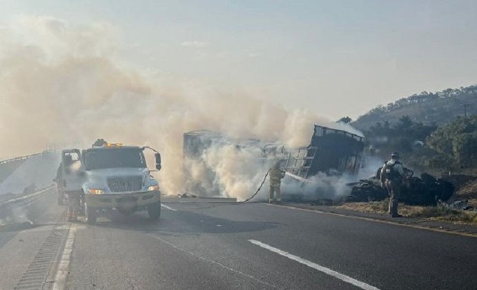 Ojo: por choque e incendio, cierran la autopista Puebla-Veracruz