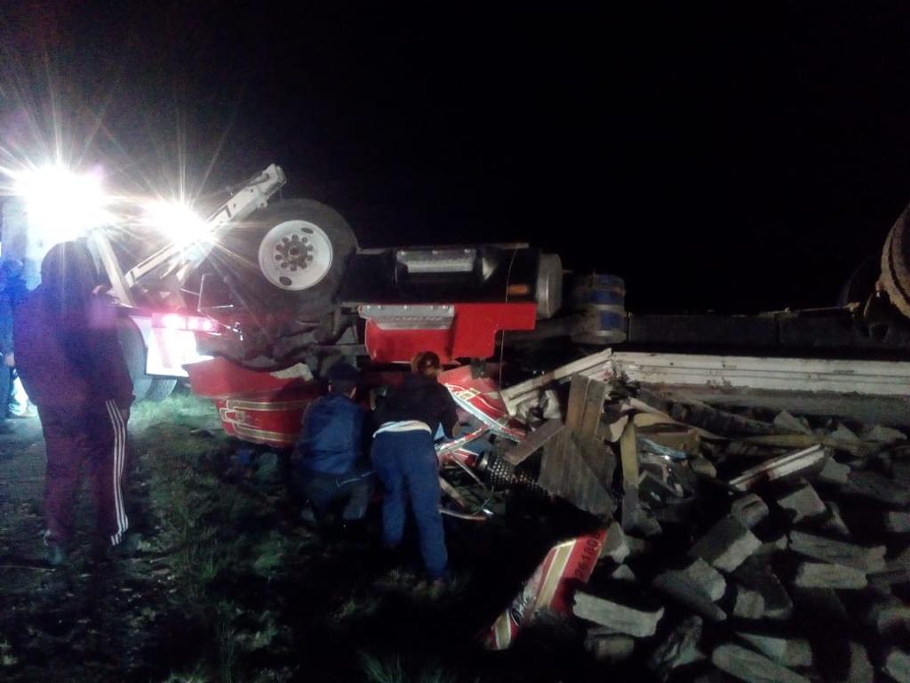 Dos lesionados tras volcarse camión en la  Serdán-Tlachichuca