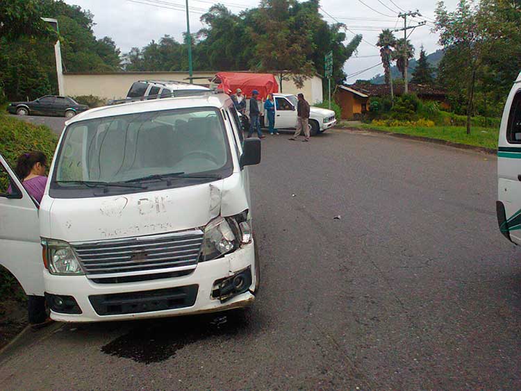 Choca camioneta del DIF de Huauchinango; tres lesionados