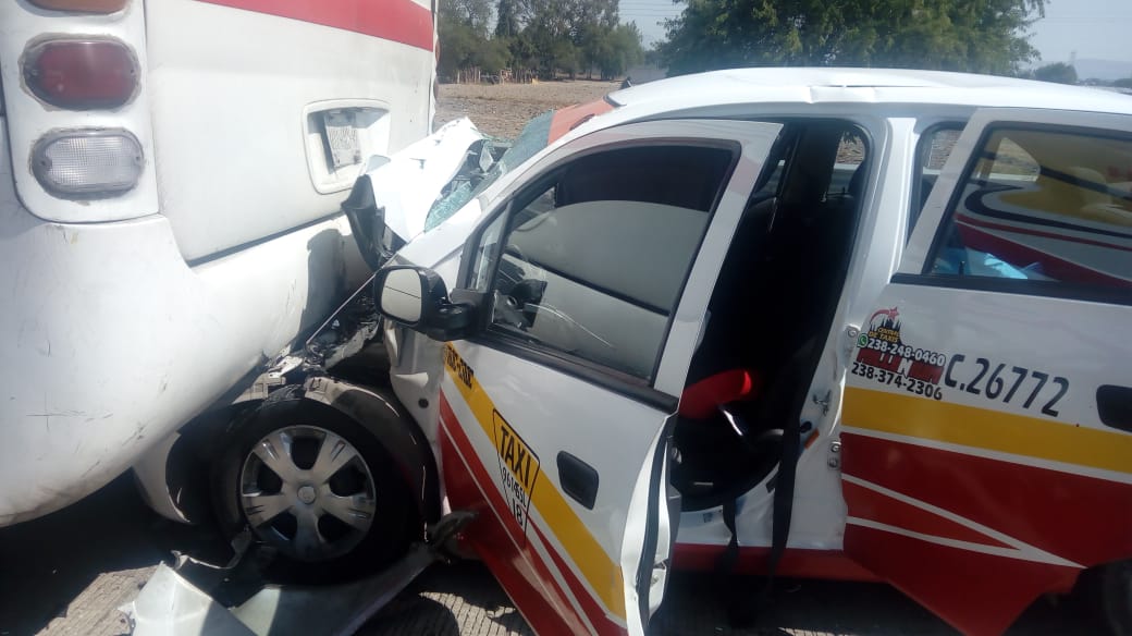 Se estampa taxi contra AU en la Puebla-Orizaba