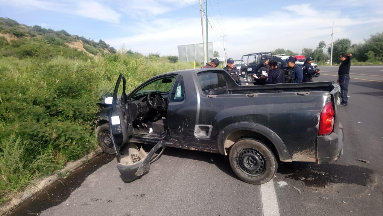 Trailero evade asalto de comando pero choca sobre la Puebla-Tehuacán