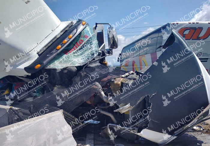 Tráiler invade carril en la Puebla-Orizaba y choca contra camión