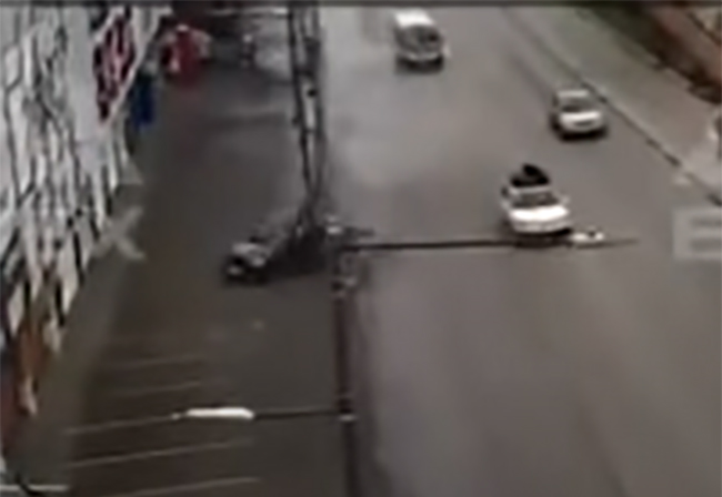 VIDEO Auto se parte en dos al chocar con poste en pleno bulevar