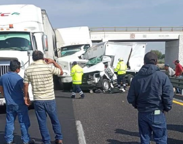 Accidente bloquea dos sentidos de la autopista Puebla-Orizaba