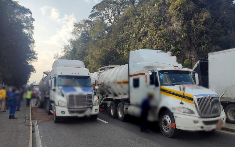 Tráiler provoca carambola y cierre de la autopista Puebla-Orizaba