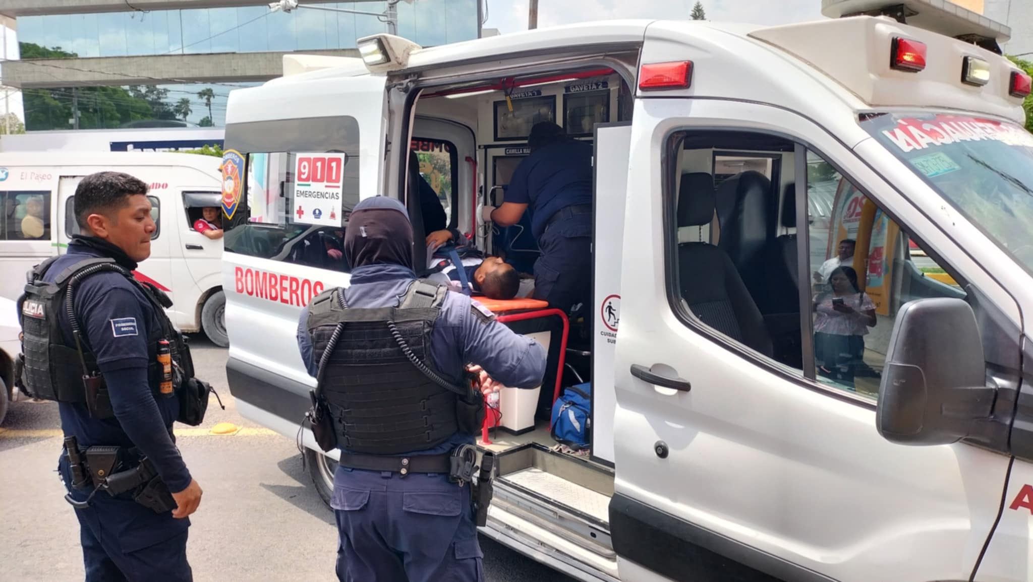 Ambulancia se impacta contra camioneta en Tehuacán; dos estudiantes están heridos