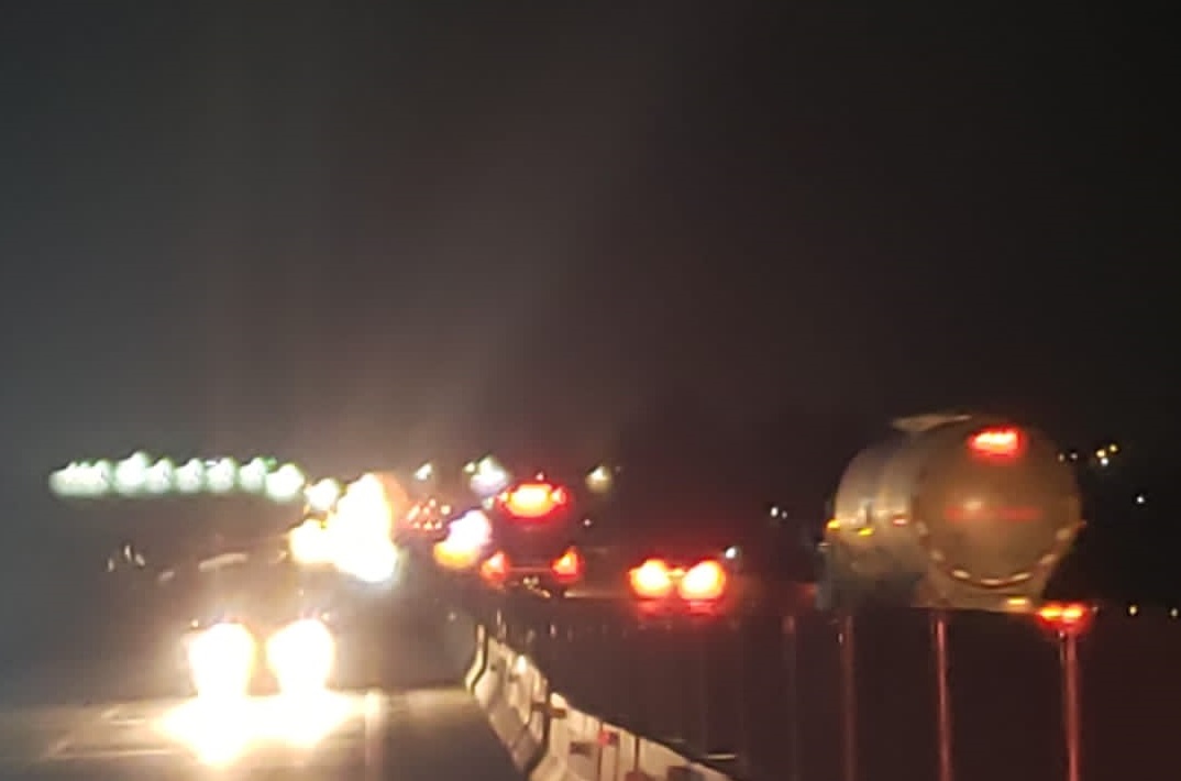 Un muerto y autos incendiados tras choque en caseta de Amozoc
