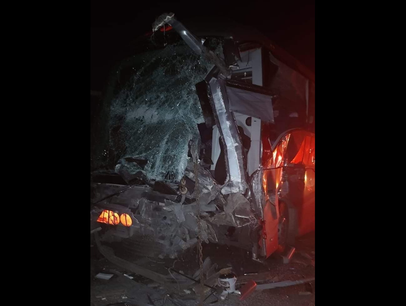 Un muerto y heridos deja choque de ADO y camioneta en la Cuacnopalan