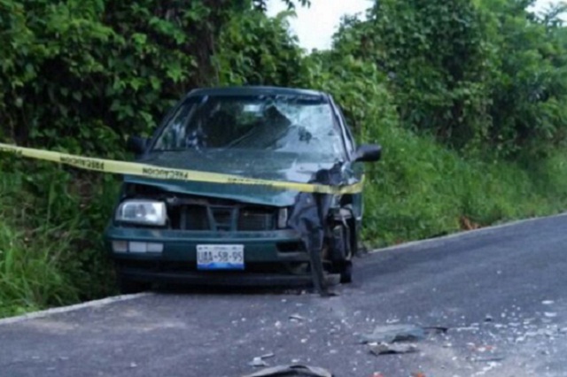 Deja 3 heridos choque frontal entre 2 automóviles en Ayotoxco