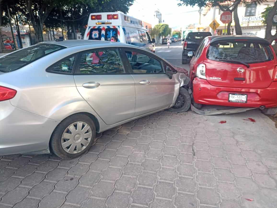 Sufre infarto, se impacta contra 3 vehículos y muere en Tehuacán