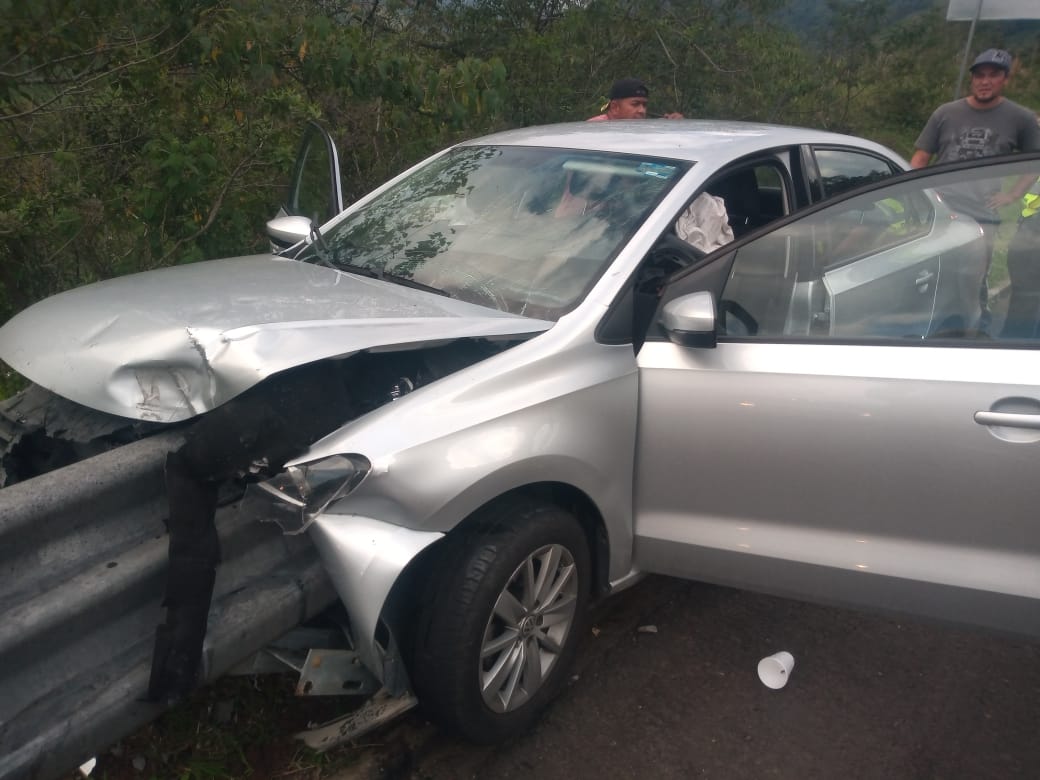 Auto se estampa en valla de protección de la México-Tuxpan