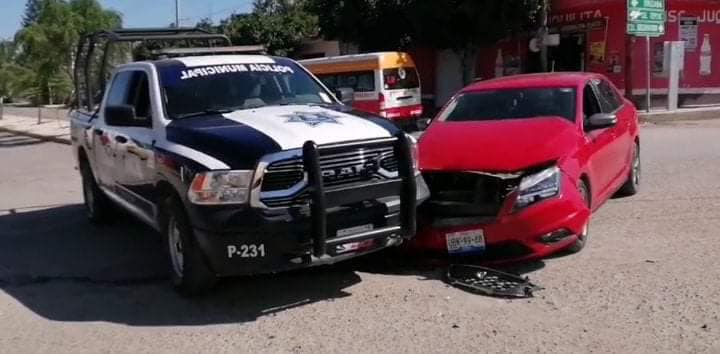 Conductor ignora banderola de alto y choca contra patrulla en Tehuacán