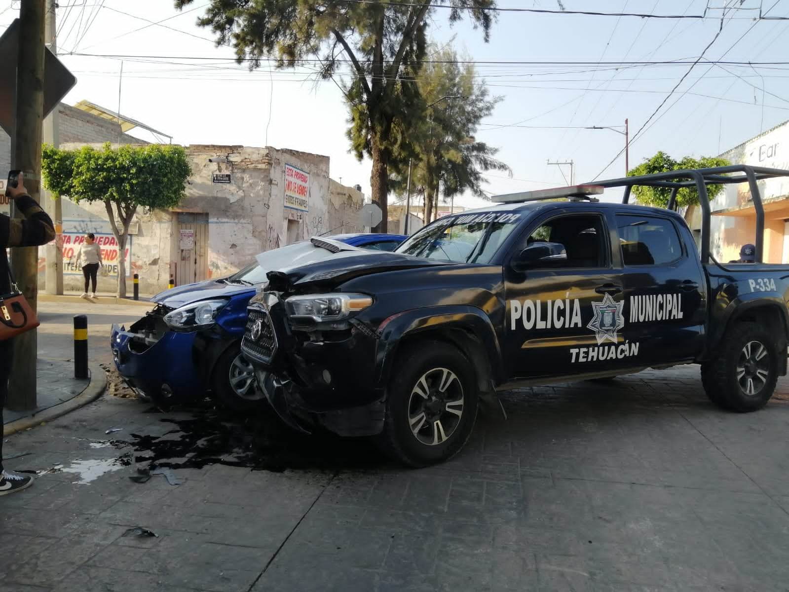 Choque de patrulla con particular deja dos policías lesionados en Tehuacán