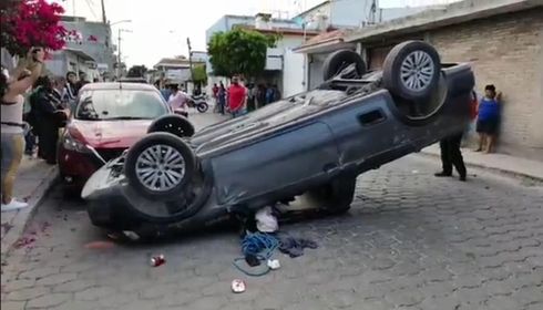 Aparatoso choque con volcadura deja cuantiosos daños en Tehuacán 